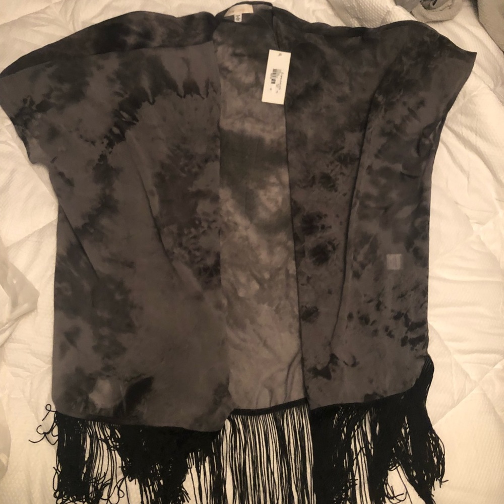 Francesca’s GRAY FRINGE KIMONO never been worn